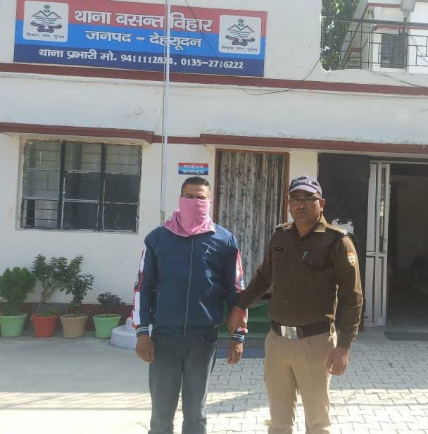 पुलिस ने किया कबूतरबाज को गिरफ्तार, विदेश भेजने के नाम पर करता था ठगी।