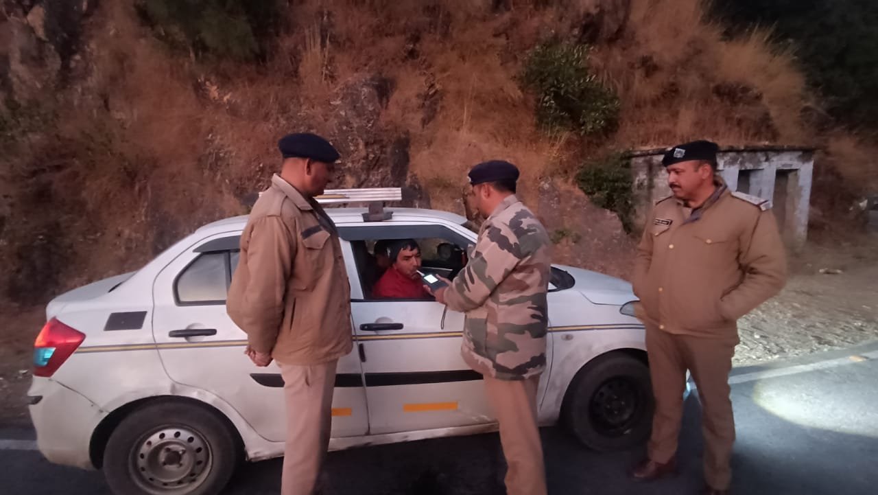 ब्रेकिंग(उत्तराखंड)पुलिस ने यातायात उल्लंघन करने वालों पर करी बड़ी कार्यवाही।