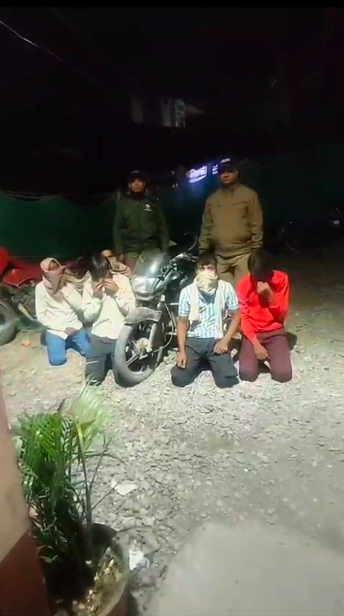 बड़ी खबर ( Viral video ) बाइक पर थे 5 लोग सवार, पुलिस ने ऐसे किया गिरफ्तार