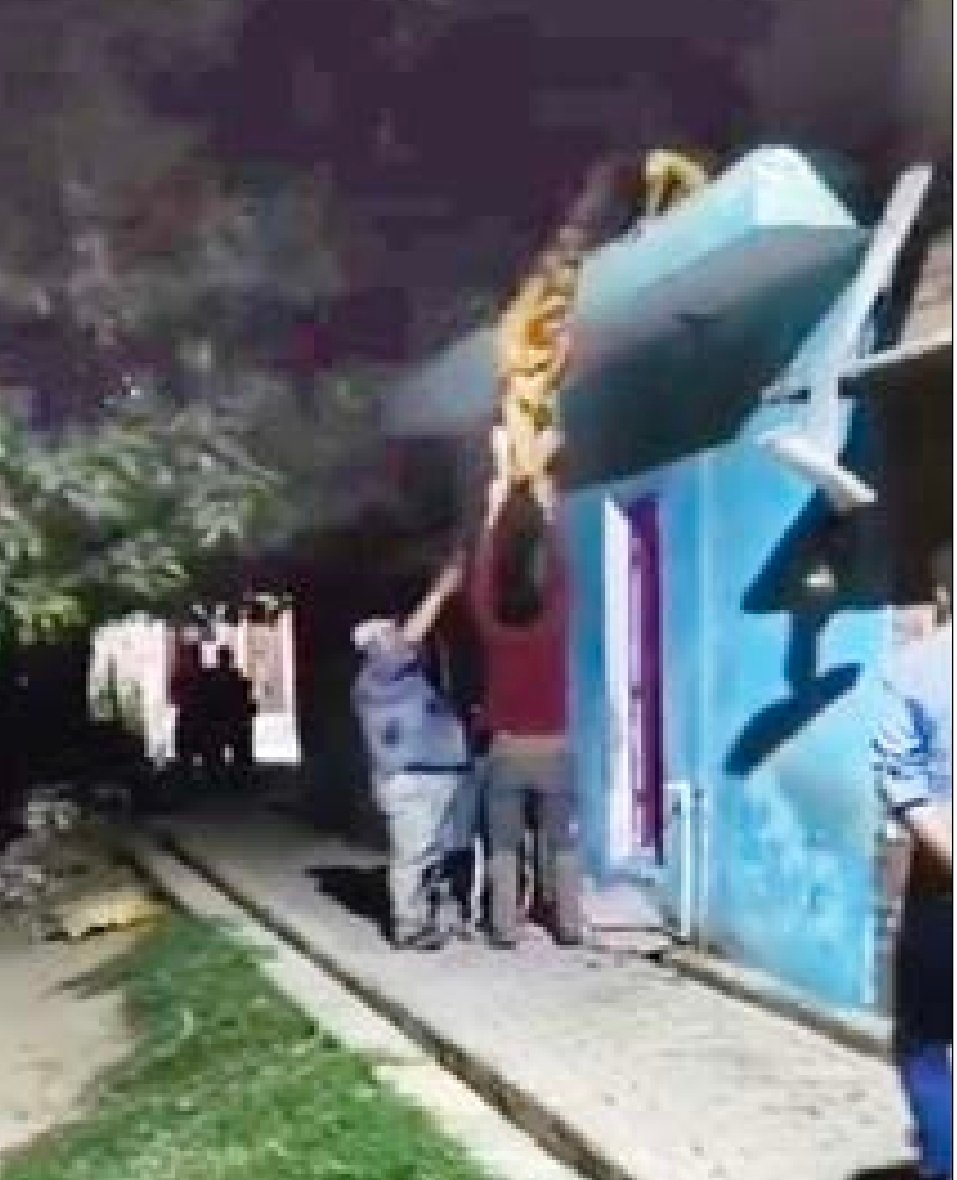 बड़ी खबर (बरेली) पत्नी को पीट कर छत से उल्टा लटकाया, वीडियो वायरल, पति गिरफ्तार।।