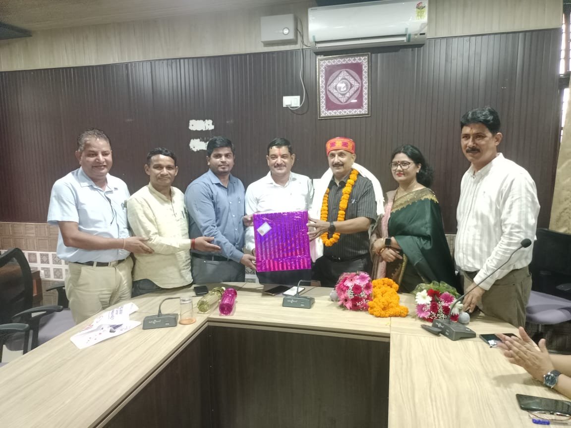 बड़ी खबर (लालकुआं) दुग्ध संघ के कारखाना प्रबंधक हुए सेवा निवृत ।।