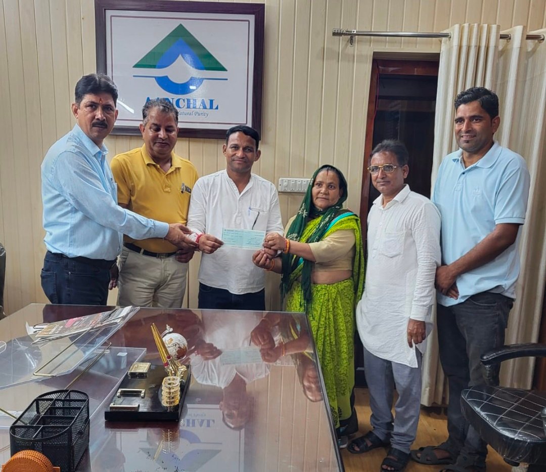 ब्रेकिंग(लालकुआं )गौशाला अग्निकांड पीड़ितों को दुग्ध संघ ने दी आर्थिक मदद ।।