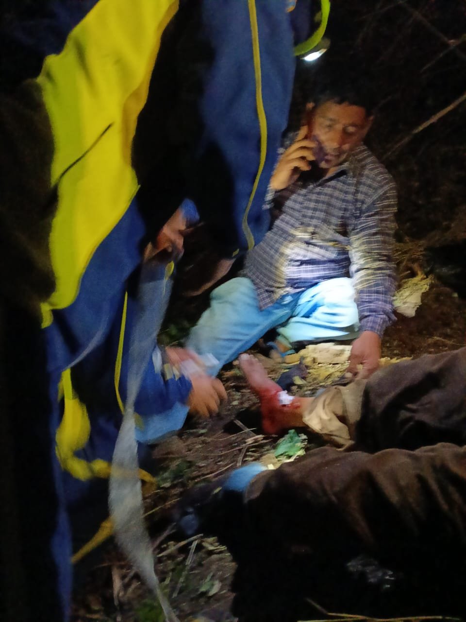 बड़ी खबर (उत्तराखंड)ऐसे रेस्क्यू किया रात में खाई में गिरे वाहन चालक को।।