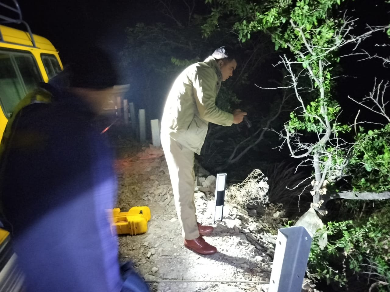 बड़ी खबर(उत्तराखंड)कार डिवाइडर से टकराई,चालक खाई में गिरा ।।