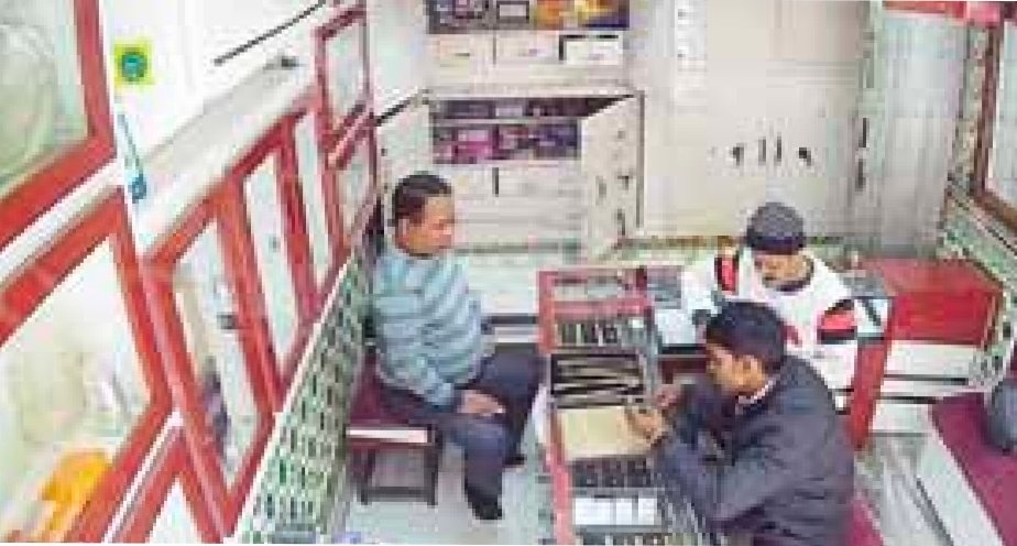 (बड़ी खबर) ग्राहक बनकर देखी सोने के चेन, लेकर हुआ रफू चक्कर ।।