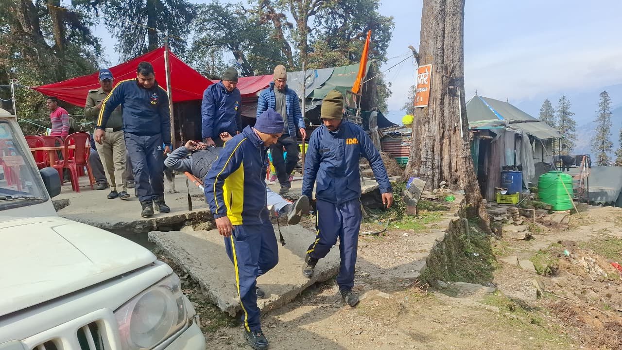 बड़ी खबर(उत्तराखंड)बाइक सहित खाई में गिरे दो युवक, एसडीआरएफ का रेस्क्यू ।।