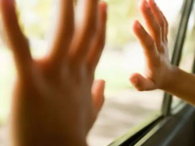 दु:खद(उत्तराखंड)कार बैक करते समय बेटा आया कार की चपेट में,मौत ।।