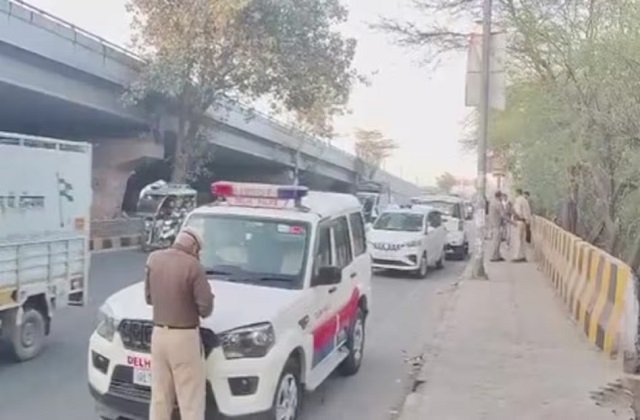 बड़ी खबर (दिल्ली) कार में तीन लोगों के शव मिलने से सनसनी, पुलिस जांच पड़ताल में जुटी।।