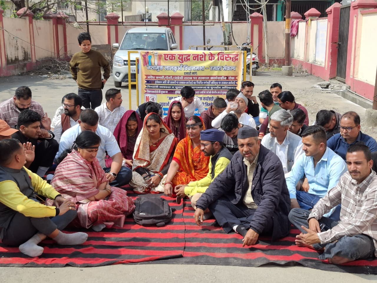 बड़ी खबर(लालकुआं)आंख,मुंह,  कान पर पट्टी बांध युवाओं का अनोखा प्रदर्शन।