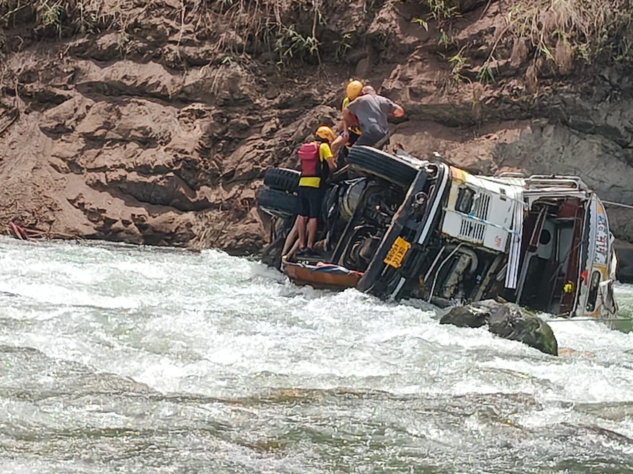 बड़ी खबर(उत्तराखंड)ट्रक के नीचे दबा मिला लापता वाहन चालक का शव,