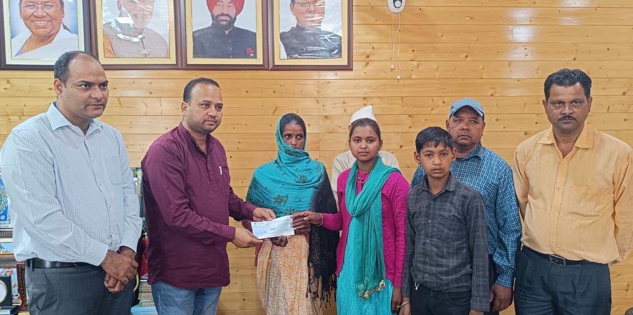 बड़ी खबर (उत्तराखंड)   सड़क दुर्घटना पीड़ित परिवार को तत्काल सहायता, दो लाख की आर्थिक मदद  ।।