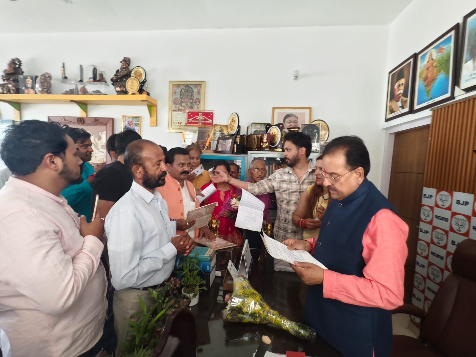 जनसुनवाई में गूंजी सड़क, बिजली और पानी की समस्याएं, सांसद अजय भट्ट ने दिए समाधान के निर्देश