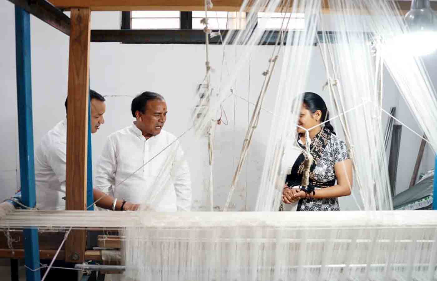 बड़ी खबर(देहरादून)कैबिनेट मंत्री धन सिंह रावत ने बुनकरों से की मुलाकात।।