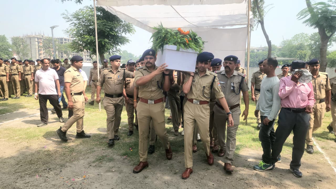 बड़ी खबर(उत्तराखंड) पुलिस परिवार ने आरक्षी बिष्ट को दी भावभीनी श्रद्धांजलि।।