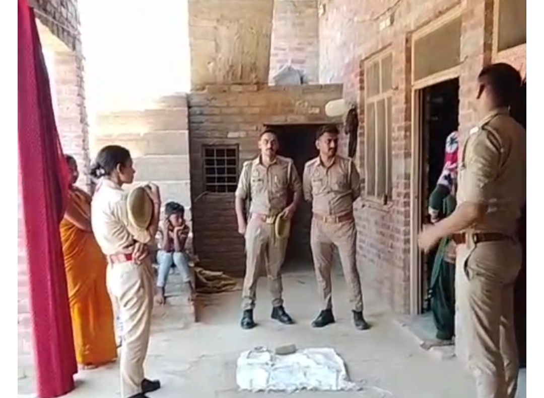 (बड़ी खबर)प्रेमी से बेटी कर रही थी फोन पर बात, पिता ने देखा तो दिया गला दबा. मौत।