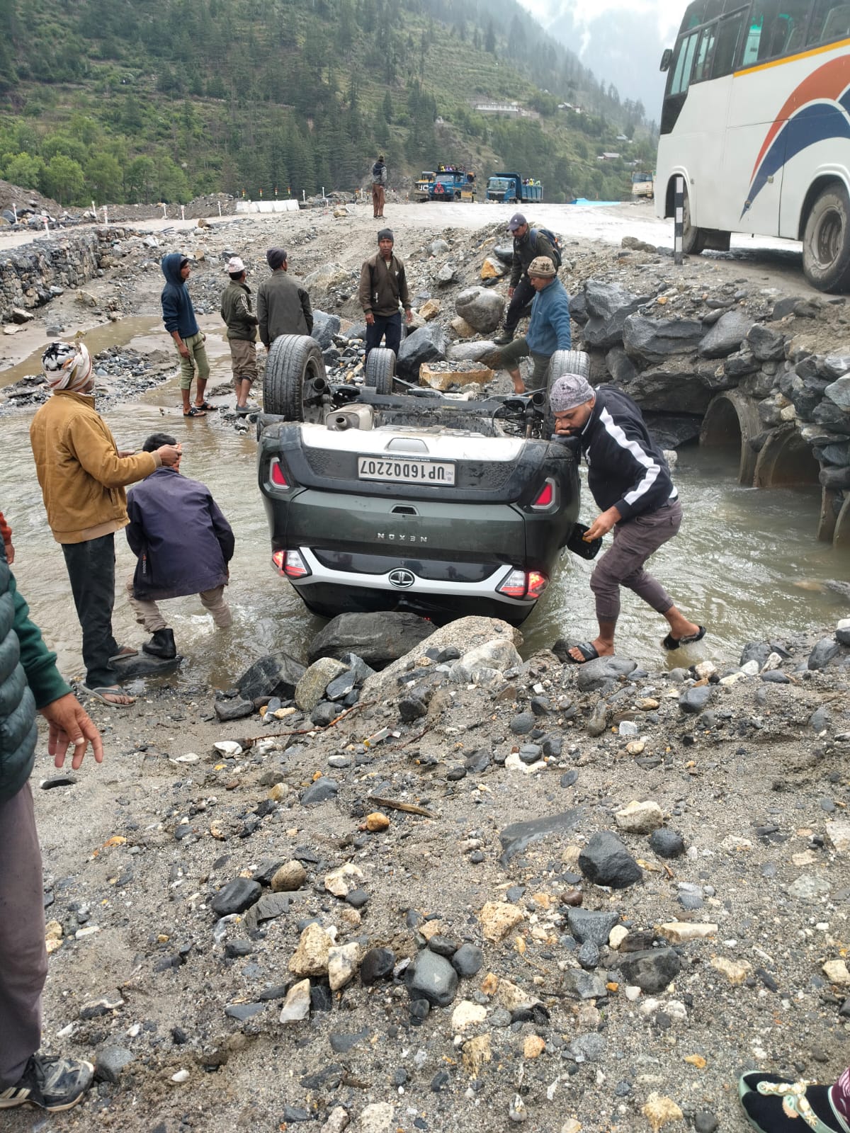 बड़ी खबर (उत्तराखंड) गंगोत्री धाम दर्शन को जा रहे तीर्थ यात्रियों की कार खाई में गिरी,चार घायल