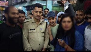 बड़ी खबर (मसूरी) डायमंड पेडेंट केंम्पटी फॉल में गिरा, पुलिस ने ऐसे लौटाई पर्यटक की मुस्कान।।