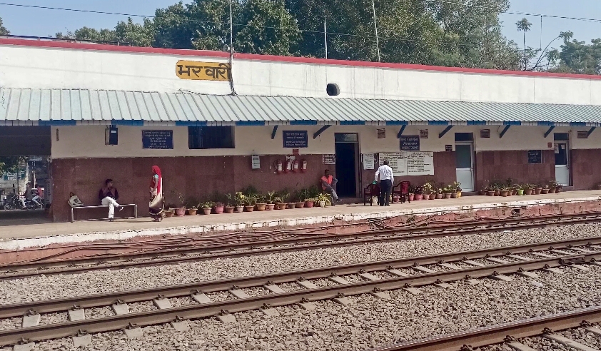 (बड़ा समाचार) महिला अभ्यर्थी से छात्र ने लिया फोन,नाबालिग छात्रा ने कि घर बात, और ट्रेन के आगे कूद कर दी जान।।
