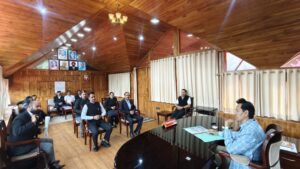 बड़ी खबर (नैनीताल)बार एसोसिएशन के प्रतिनिधिमंडल ने कुमाऊँ आयुक्त से की मुलाकात, जाम समेत विभिन्न समस्याएं उठाईं।।