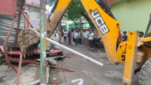 बनभूलपुरा (हल्द्वानी) जल भराव को लेकर नालों के ऊपर से हटा अतिक्रमण. प्रशासन ने चलाया पीला पंजा।।