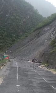 बड़ी खबर(उत्तराखंड)भारी बारिश का और पत्थर गिरने का वीडियो हुआ जारी राजमार्ग बंद।