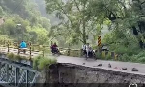 बड़ी खबर(नैनीताल)भारी बारिश से पल हुआ क्षतिग्रस्त, भारी वाहनों की आवाजाही ठप्प, रूट रहेगा डाइवर्ट।
