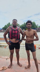 बड़ी खबर(हरिद्वार)और डूबने लगा कांवड़िया,तभी पहुंची जल पुलिस, वीडियो वायरल।।