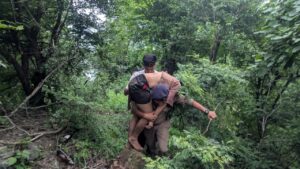 (बड़ी खबर)खाई में गिरे युवक के लिए देवदूत बनी पुलिस. किया रेस्क्यू ।।