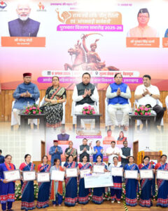 देहरादून-:मुख्यमंत्री ने तीलू रौतेली एवं आंगनबाड़ी कार्यकत्री पुरस्कार से मातृशक्ति को किया सम्मानित