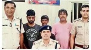 गजब-: तेल टैंकर से तेल चोरी करते हुए रेलवे स्टेशन अधीक्षक सहित तीन गिरफ्तार।।