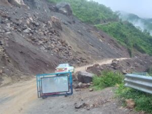 पिथौरागढ़ में बारिश का दौर जारी, नौ ग्रामीण सड़क मार्ग बंद, खोलने का काम जारी