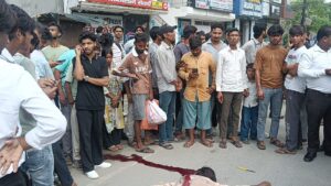 बड़ी खबर-:युवक ने गर्दन पर चाकू से किया वार, पुलिस ने समय रहते अस्पताल पहुंचाया