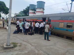 लक्सर रेलवे स्टेशन पर चला बडा चेकिंग अभियान बिना टिकट 162 यात्री पकड़े ।।