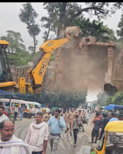 Breaking news-:भीरा में अवैध अतिक्रमण हटाने पहुंची भारी फोर्स,पचासों आशियाने जमींदोज, सैकड़ों बेघर ।