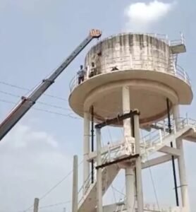 (अजब गजब) 60 फिट ऊंची टंकी पर चढ़ गया सांड.ऐसे बचाई गई जान।।