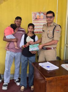 पर्यटन नगरी में खोया हुआ पर्स पुलिस ने बरामद कर पर्यटक को लौटाया, पर्यटक ने नैनीताल पुलिस का जताया आभार  ।।