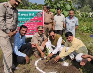 हल्दूचौंड़  में ‘सेवा ही संकल्प’ अभियान के तहत पौधरोपण एवं स्वच्छता अभियान में सम्मिलित हुए सांसद अजय भट्ट