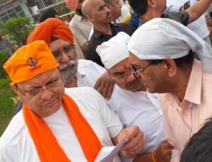 नानकमत्ता में ट्रांसपोर्टरों  ने सीएम धामी को सौंपा छह सूत्रीय ज्ञापन, OTS योजना लागू करने की मांग