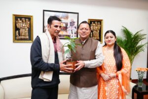 फिल्म स्टार अक्षय कुमार पहुंचे देहरादून, सीएम धामी से की मुलाकात।