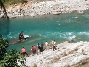 उत्तराखंड में जम्मू-कश्मीर का युवक सरयू नदी के तेज बहाव में बहा, पुलिस-NDRF ने सुरक्षित बचाया